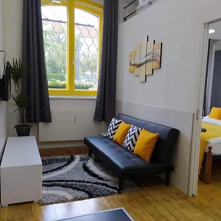 Lyly Apartment - Modern Apartment With Free Parking Prag Exteriör bild